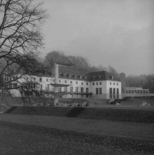 Hennef (Sieg), Sövener Straße 60. Sportschule, Bundesleistungszentrum für Boxen und Ringen. Außenansicht. Blick über eine Wiese