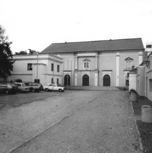 Dresden-Briesnitz, Meißner Landstraße 4. Theater der Jungen Generation (ehem. Tanzgaststätte Constantia, um 1870/1880). Eingangsfront