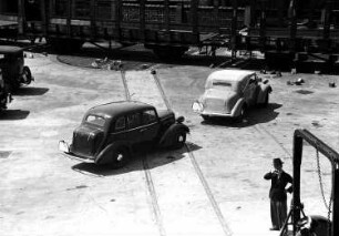 Schöneberg: Eduard Winter; Opel Modell 1934; in verschiedenen Stellungen