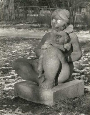 Sitzende Mutter mit Kind : Sitzende Mutter mit Kind. Beton (um 1980). Dresden-Leutewitz, Volkskpark