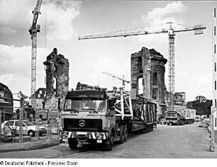 Dresden-Altstadt. Ruine der Frauenkirche während ihrer archäologischen Enttrümmerung. Krane und Tieflader mit Kranteilen