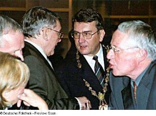 Bauübergabefeier. Prof. Jürgen Hering und Prof. Achim Mehlhorn im Gespräch