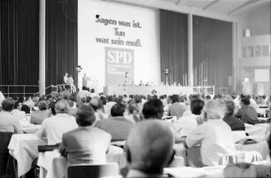 Freiburg: Stadthalle; SPD-Parteitag, Willy Brandt am Rednerpult