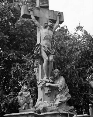 Hohes Kreuz — Gekreuzigter mit Maria Magdalena und wappenhaltendem Putto