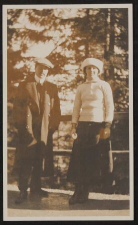 Hofmannsthal und Grete Wiesenthal mit Mantel und Mütze im Winter vor einem Geländer stehend