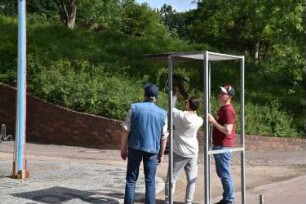 Bad Oldesloe: Kindervogelschießen: Exer: In der Mitte von zwei Aufsichtspersonen stehender Teilnehmer beim Anlegen der Armbrust: 13. Juli 2023