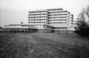 Bad Krozingen: Außenansichten des Rehabilitationszentrums; von Süden