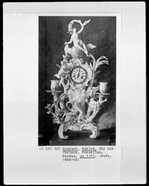 Uhr mit Darstellung des Chronos