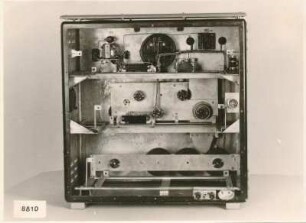 Normalfeld-Generator HF 2850. Rückseite offen; Foto 1953