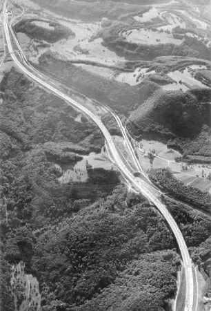 Maustobelviadukt Trassierung des sechsspurigen Neubaues, Rechts: Die alte BAB. Im Bild links oben: TR Gruibingen. Bildmitte: Deutsches Haus.