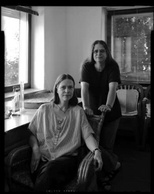 Schwestern Angelika John (1956-2016), Malerin, und Bettina Böhme (*1956 in Ebersbach/OL), Malerin, Objektkünstlerin; Friedersdorf