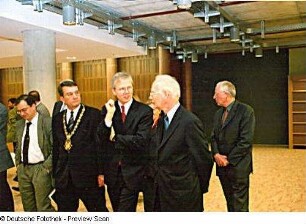 Bauübergabefeier. Gäste beim Rundgang durch die Bibliothek