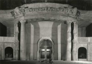 Dresden-Altstadt. Kreuzkirche (1897-1900; R. Schilling, J. Gräbner und 1946/1955; F. Steudtner). Säulen mit Architrav und westlichem Innenportal