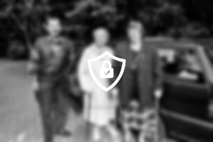 Bundestagswahl: Fahrdienst der SPD Stormarn: Fahrer [Name maskiert] mit [Name maskiert] des Seniorenheims Am Waldessaum [Name maskiert] und [Name maskiert] dahinter Pkw und Bäume: 27. September 1998
