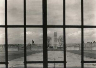 Sachsenhausen (Oranienburg-Sachsenhausen). Gedenkstätte und Museum Sachsenhausen. Blick durch das Eingangstor zum ehem. Appellplatz