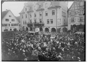 Fasnacht Sigmaringen 1934; Bräuteln vor dem Rathaus
