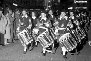 Basel (Schweiz): Barfüsserplatz; Trommler-Clique in historischer Tracht
