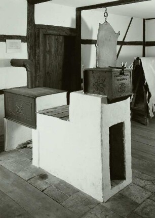 Zurichtstube. Ofen mit gußeisernem Kastenaufsatz und Schieber zum Heizen verbrauchter und getrockneter Lohe : Gaenzel, Wilhelm, Meißen