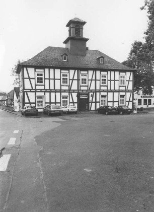 Ehemaliges Schul- und Rathaus; Waldsolms, Lindenplatz 2