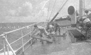 Heimfahrt vom Internierungslager auf Angel Island auf dem italienischen Dampfer "Fella", Säuberung des Decks