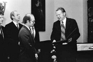 Freiburg: Kaufhaussaal, Preisverleihungen, Prof. Engler an Helmut R. Schleicher