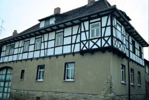 Eckgehöft mit überbauter Torfahrt; vorkragendes Eckzimmer im OG
