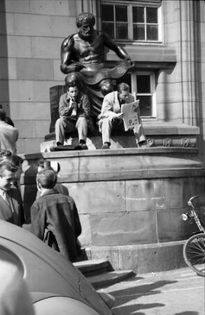 Freiburg: Haupteingang Universität mit Studenten am Sockel der Aristolteles-Statue