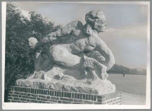 Kriechende II, 1926/27, Kalkstein