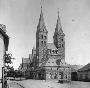 Fritzlar, ehem. Stiftskirche St. Peter, Westtürme und Paradiesvorhalle von Nordwesten