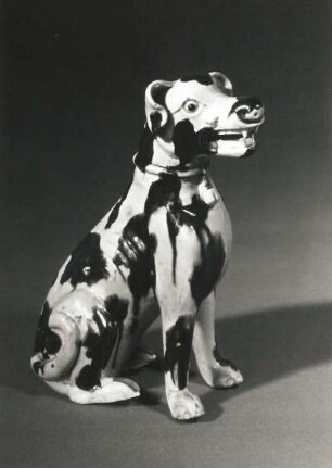 Sitzender Hund : Sitzender Hund. Porzellan, unglasiert, gelbe und braune Schmelzfarben, Höhe 15,9 cm. China (King-te tschen), 1662/1722