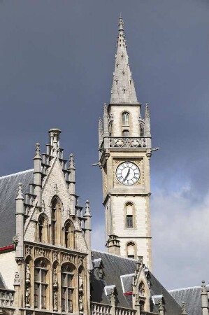Gent - Turm des Postgebäudes : Der kleine Turm des Postgebäudes, aufgenommen in Gent am 1. April 2010