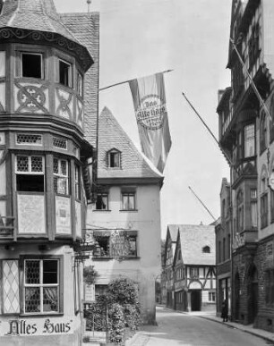 Blick in die Oberstraße in Bacharach mit Gasthof Altes Haus