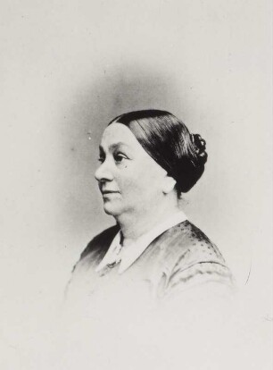 Porträt Maschinka Schubert-Schneider (1815-1882; Sängerin). Albuminabzug auf Karton (Carte-de-visite mit Atelieraufdruck verso)