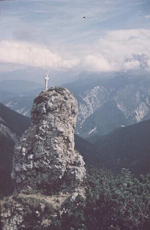 Mittenwald/Karwendel. Berg mit Gipfelkreuz