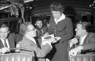 Neckartal: Bahnbus-Stewardess verteilt Zigarren