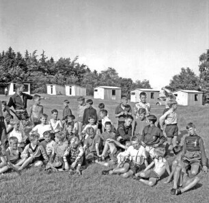 Franz-Spliedt-Heim: Jugendheim des Deutschen Gewerkschaftsbundes (DGB-Nordmark): Seebergen: Internationales Kinderdorf: Kindergruppe der Arbeiterwohlfahrt (AWO) Ahrensburg mit Betreuern: hinten Wohnbungalows