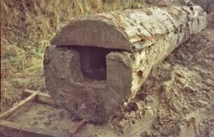 Moorweg: bei Durchlass Alte Alster: Fundstück Rohrleitung aus Holz, nach Bergung: Detailaufnahme Querschnitt
