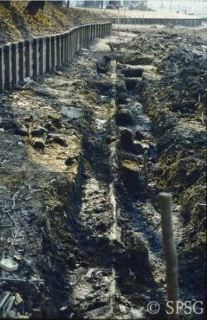 Berlin, Schlossgarten Charlottenburg, Umgebung Karpfenteich, Sanierungsarbeiten am Karpfenteich im Frühjahr 1980, östliche Spundwand von Norden.