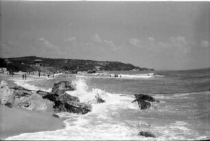 St. Konstantin: Strand mit Brandung, Vordergrund Steine