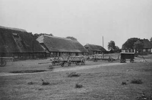 Insel Rügen. Rittergut Ruschwitz. Gutshof mit Leiterwagen