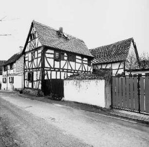 Rosbach vor der Höhe, Querstraße 1