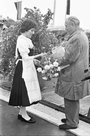 Appenweier: Eröffnungsfeier der Strecke Achern - Appenweier; Trachtenmaidli überreicht Blumen an Dr. Leins