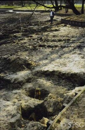 Berlin, Schlossgarten Charlottenburg, Umgebung Karpfenteich, Sanierungsarbeiten am Karpfenteich, westliche Spundwand von Norden.