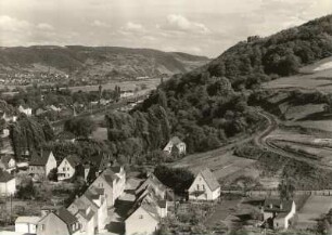 Bad Breisig, Rheinisches Schiefergebirge. Blick rheinaufwärts vom Elzenberg mit Burg Rheineck