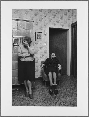 Erna und Lisbeth Porath lachend in der Stube, Schnackenburg