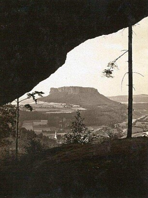 Sächsische Schweiz, Gebiet der Steine. Blick aus dem Diebskeller am Quirl zum Lilienstein