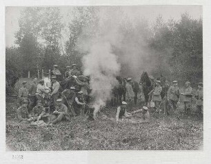 Vom westlichen Kriegsschauplatz. Deutsche Truppen beim Abkochen in einem Feldlager nach anstrengendem Marsch