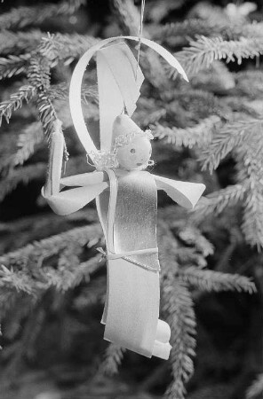 Weihnachtsengel in der Ausstellung weihnachtlicher Volkskunstarbeiten des Stadtgeschichtlichen Museums