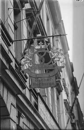 Dresden, Liliengasse 6. Ausleger einer Dresdner Gesellenherberge, der "Bäcker-Herberge"