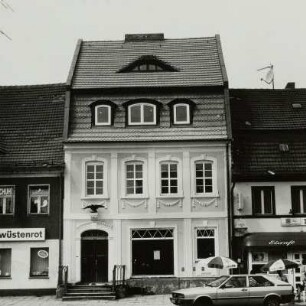 Peitz. Adler-Apotheke : Peitz, Hauptstraße 16. Adler-Apotheke (um 1800). Straßenfront